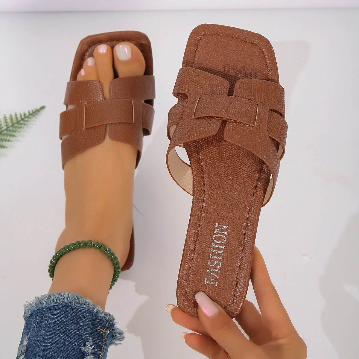 Ladies' fashionable casual flat sandals, versatile outdoor wear, flat slippers for wearing outside - Image 4